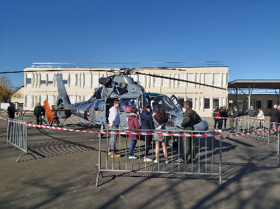 hélicoptère dans la cour du collège