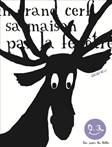 Dans sa maison, un grand cerf