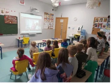 Les élèves polonais découvrent leur camarade