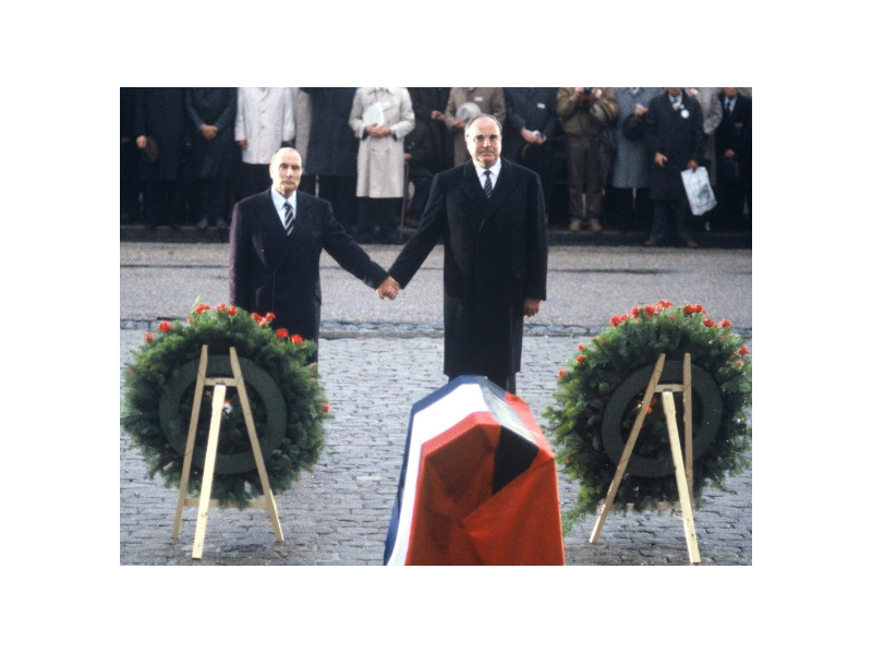 Le Président français François Mitterand et le chancelier allemand Helmut Kohl devant l'ossuaire de Douaumont en 1984