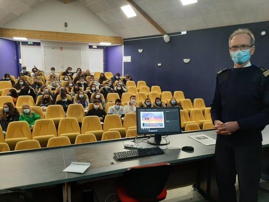 Philippe Petitdidier intervenant auprès des élèves dans l'amphithéâtre du Lycée Galilée (Guérande)