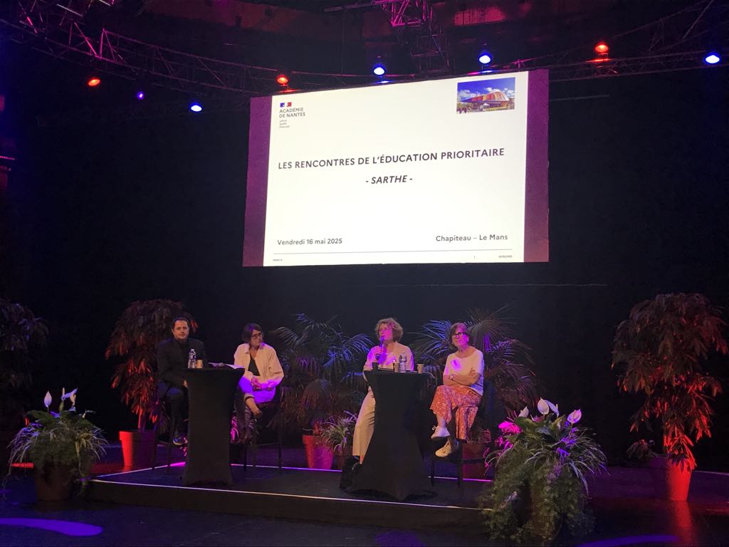De gauche à droite : Charles Mahouin, IEN préélementaire; Laurence Dubreil, Adjointe à l’IA-DASEN, chargée du 1er degré ; Dominique Poglio, IA-DASEN de la Sarthe ; Annie Zentilin, IA-IPR correspondante académique Education Prioritaire