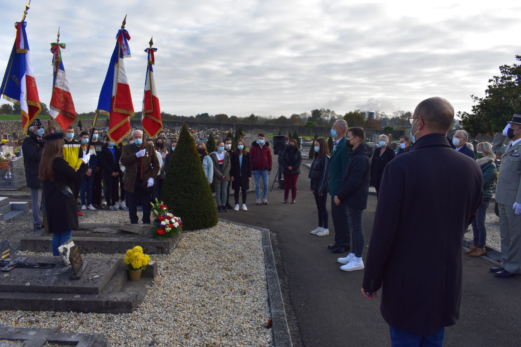 les élèves de la classe CDSG lors de la sonnerie aux morts